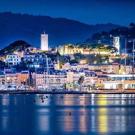 Cannes Old Port, Seafront & Seaview, Yacht Show Port ภายนอก รูปภาพ